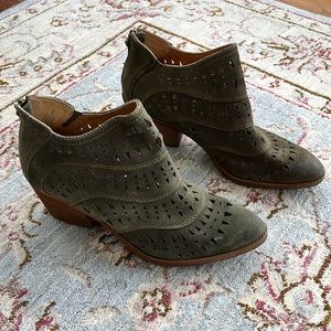 EUC Women’s Sofft Ankle Boots, Size 9.5M